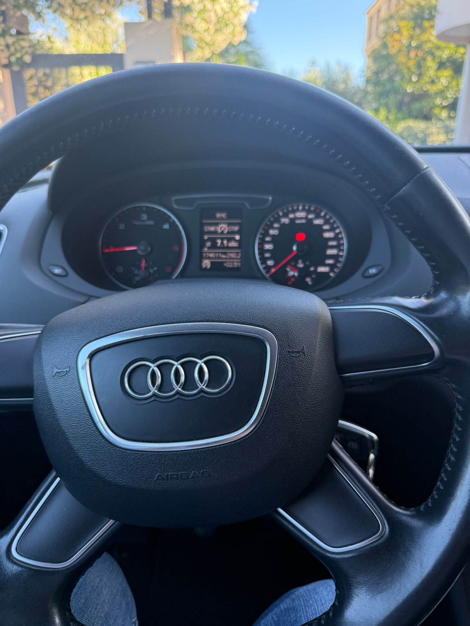 
								Audi Q3 full									