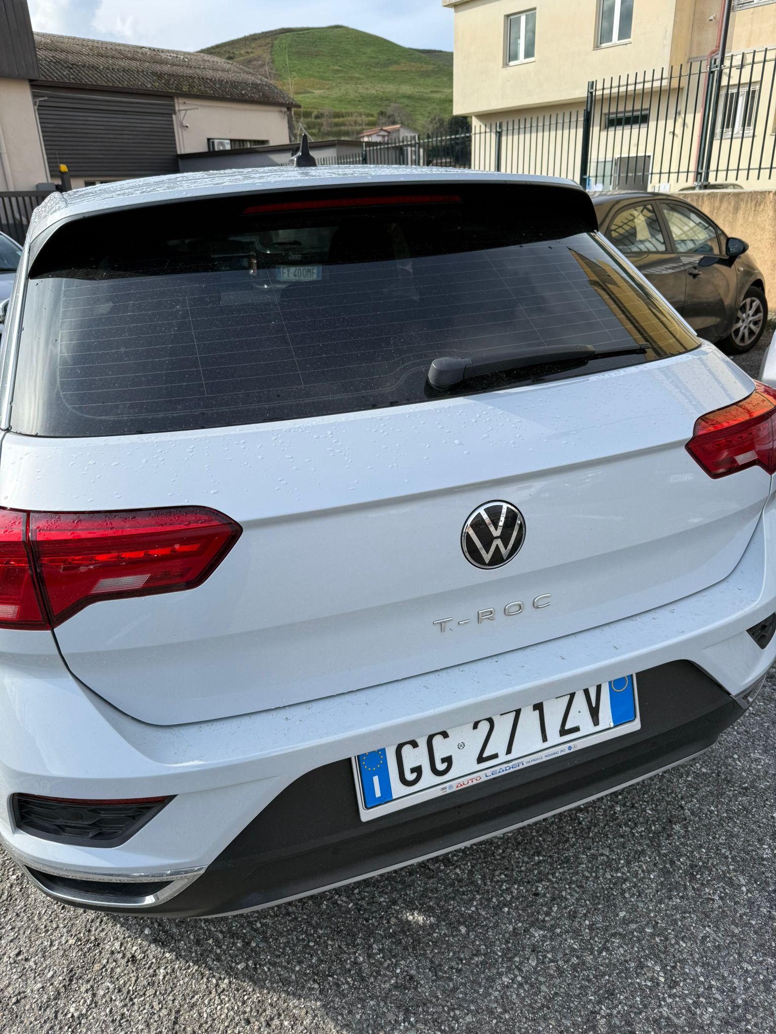 
								Wolkswagen T-Roc full									